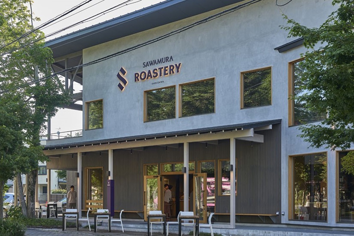 離山通りに面し、通りからも大きな焙煎機が見える／松本千尋