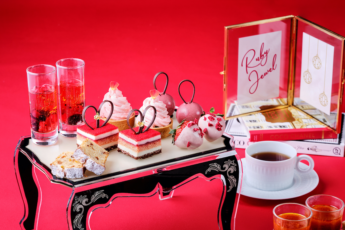 ルビーカラーに染まった大人可愛いスイーツの数々