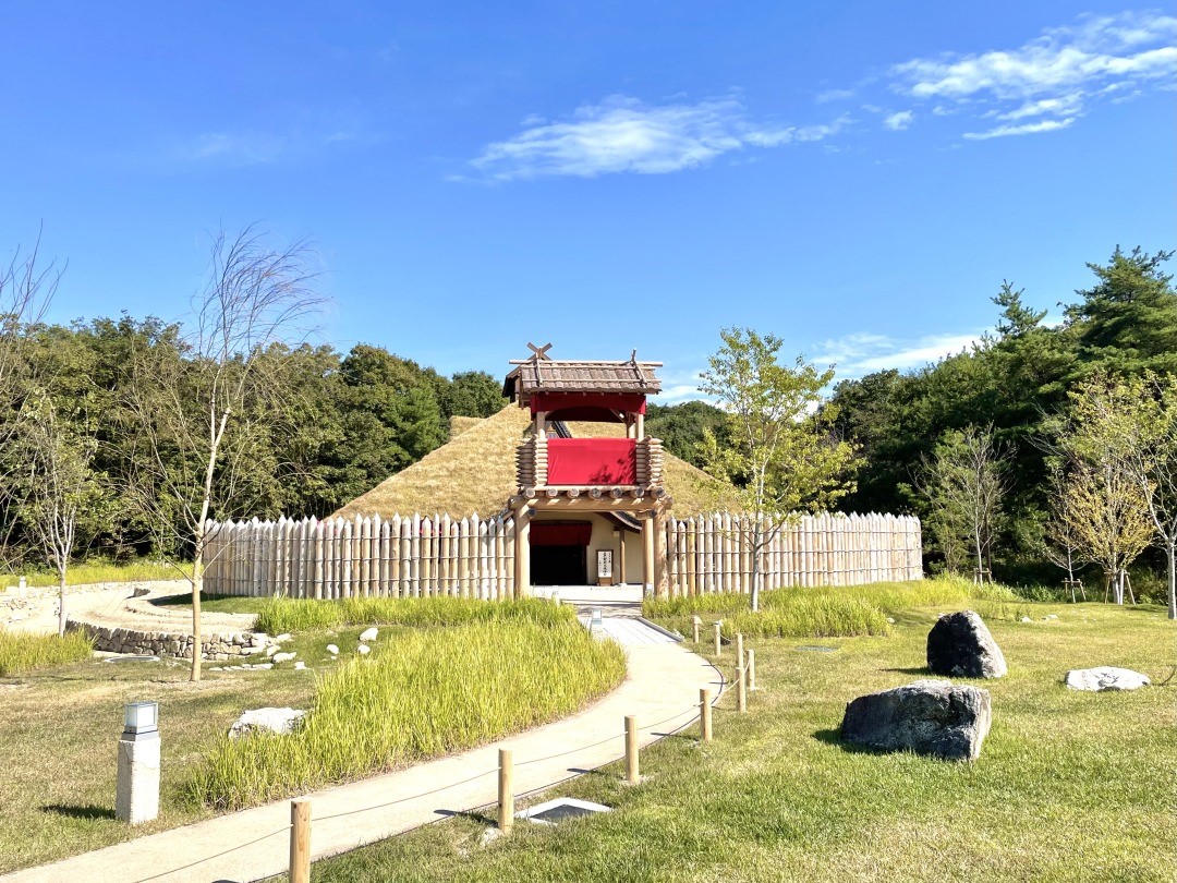 草屋根が敷かれている「タタラ場」