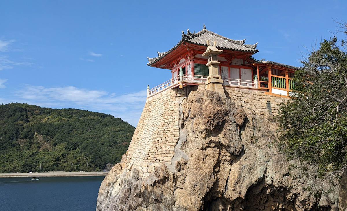 絶壁にそびえる「阿伏兎観音」