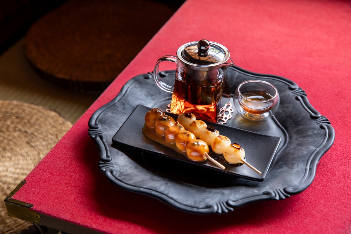 愛宕詣　京白味噌と甘辛醤油の炙り餅818円