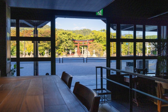 パワースポットと名高い氣比神宮の真向かいというロケーション