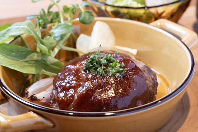 テーブル席用のフードは県産材のトレーで提供。写真は「若狭牛100％ステークアッシェ」2500円