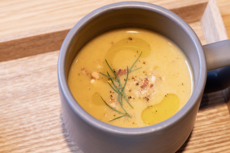 飲むサラダは仕入れによって野菜の内容が変わるので、来るたびに違う味や旬の移ろいを楽しめます