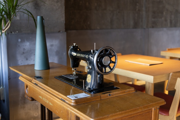 入口近くにディスプレイされているレトロなミシン