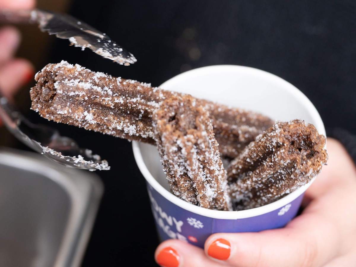 作り置きはせず、オーダーごとにその場で揚げるチョコレートチュロス 