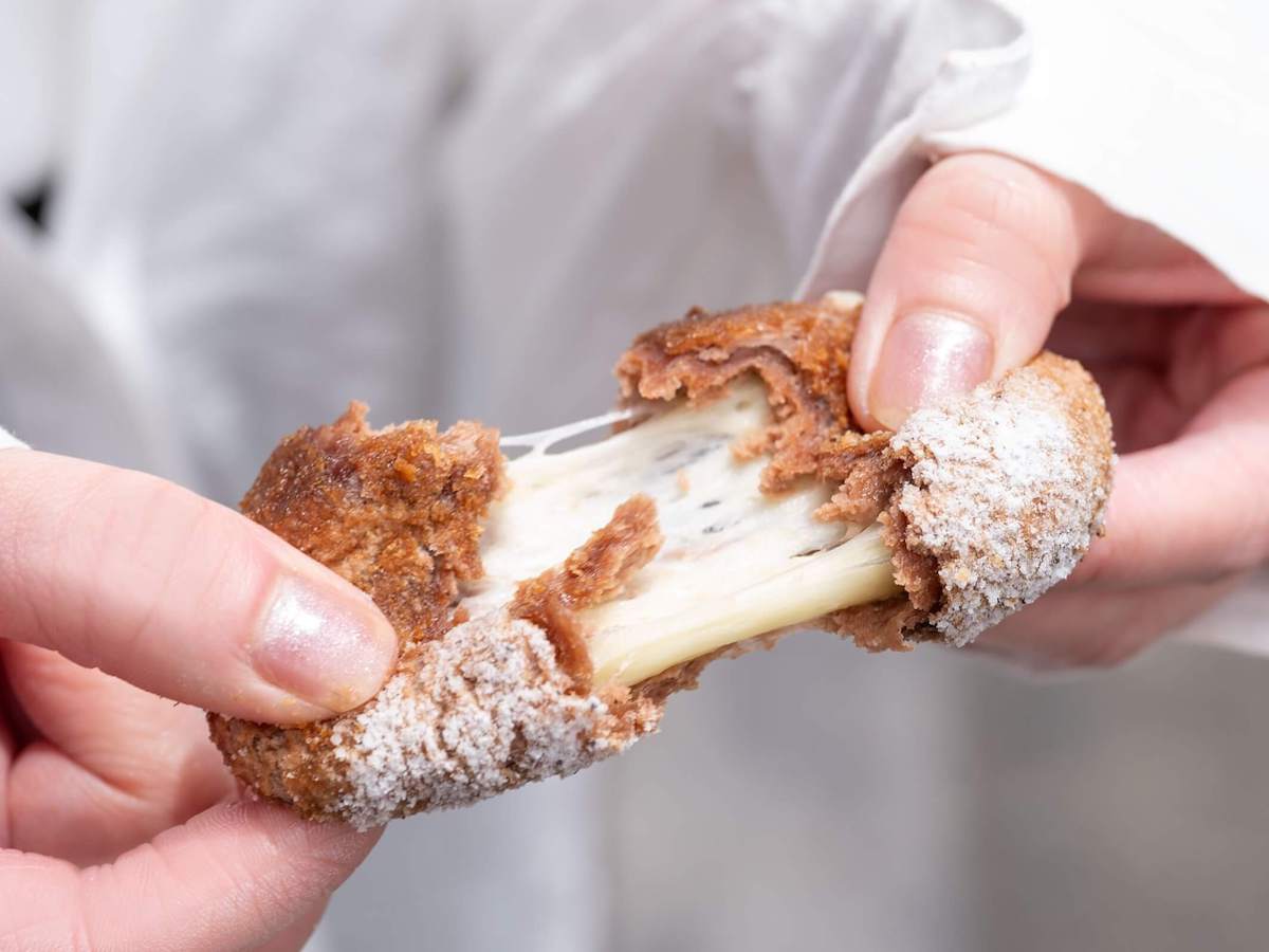 モッチモチの生地を引っ張ると…