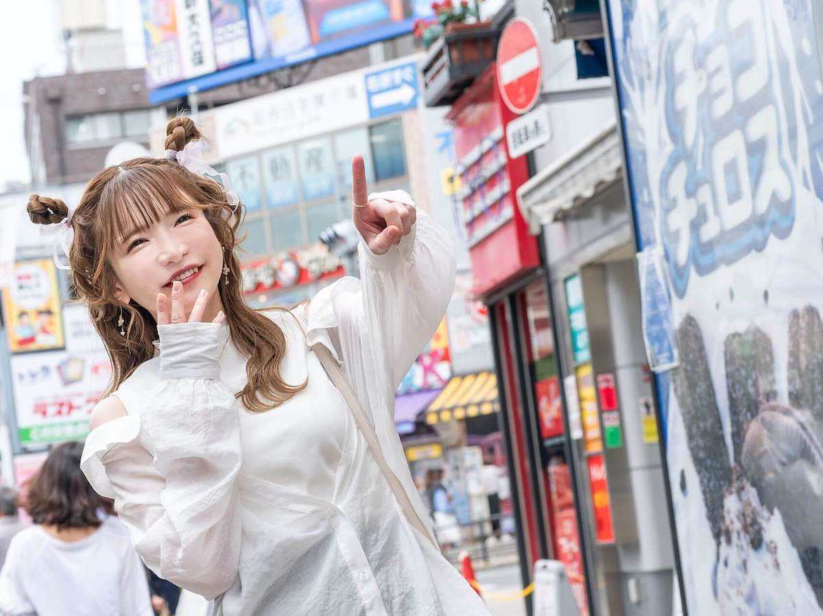 駅を背にして「大久保通り」をまっすぐ！ 食べ歩きの3店目はもうすぐそこ