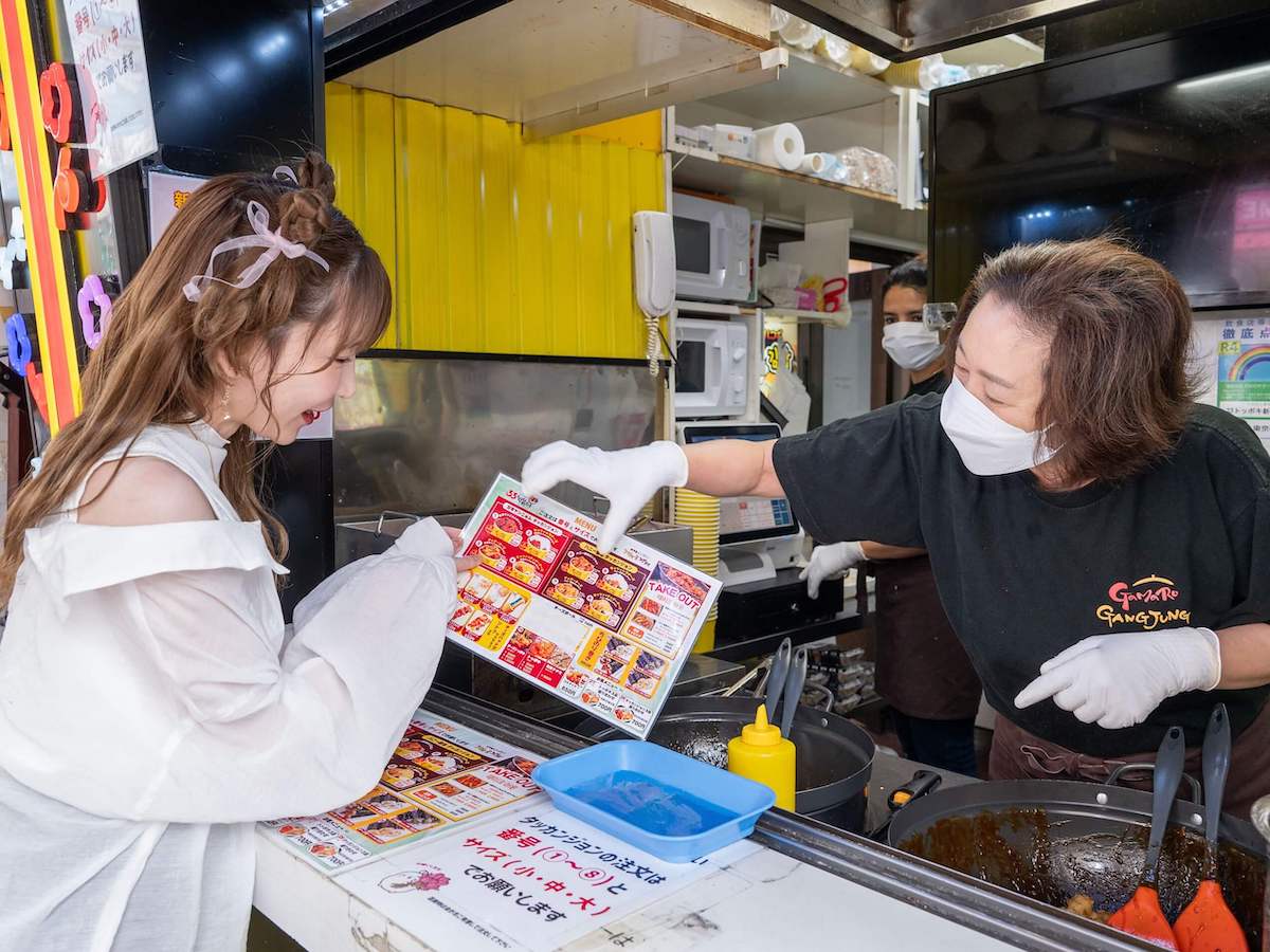 メニュー表を見ながら番号とサイズでオーダーを！