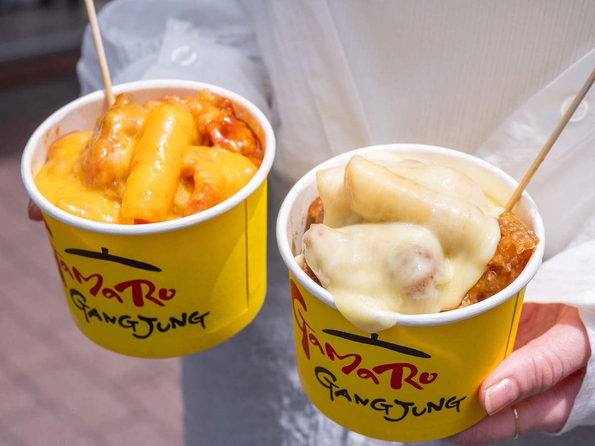 （写真左から）「甘辛ヤンニョムカンジョン チェダーチーズ」中サイズ800円、「ハニー醤油カンジョン モッツァレラチーズ」中サイズ800円