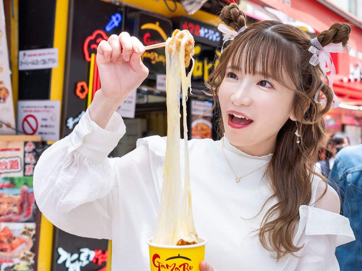 どこまでも伸びるチーズに感動～！「ハニー醤油カンジョン」にモッツァレラチーズをたっぷり絡めて召し上がれ 