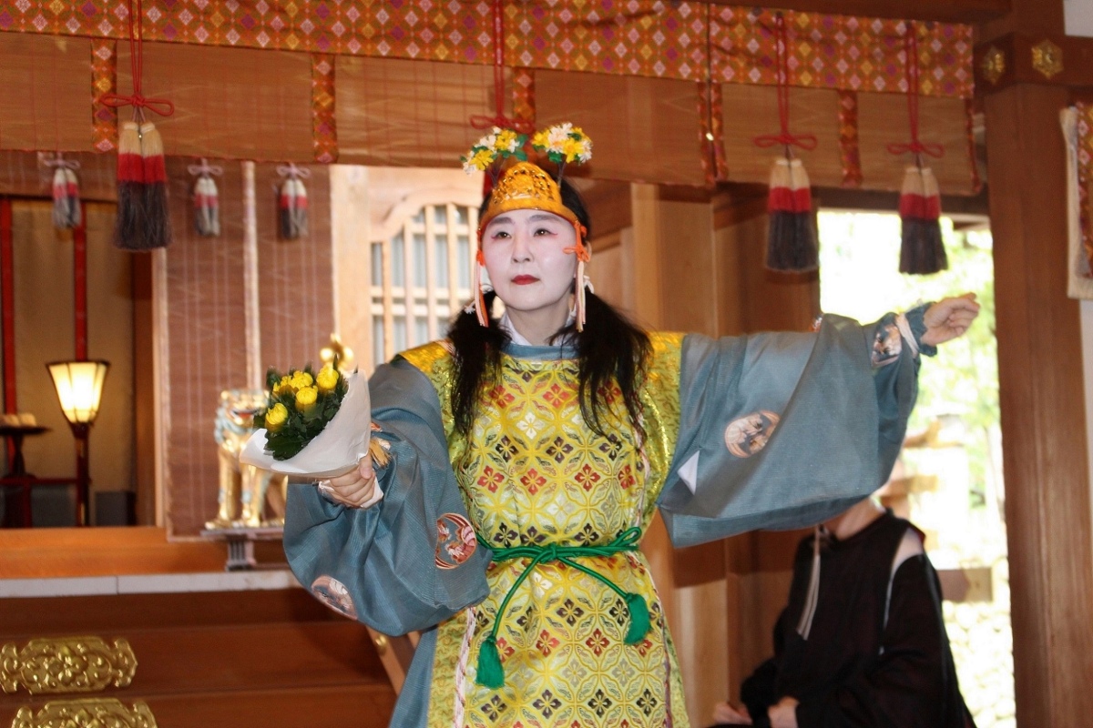 無病息災や長寿を祈願する重陽祭では、菊の髪飾りを付けた舞人が優雅な舞を披露／写真提供：車折神社