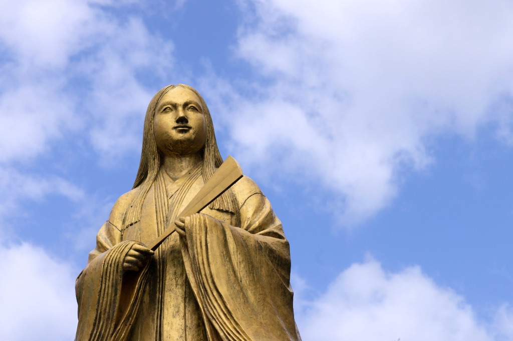 福井県越前市の紫式部公園に立つ金色の紫式部像