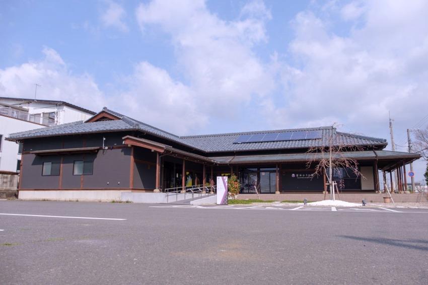 源氏物語のゆかりの場面が描かれた窓は記念撮影にぴったり