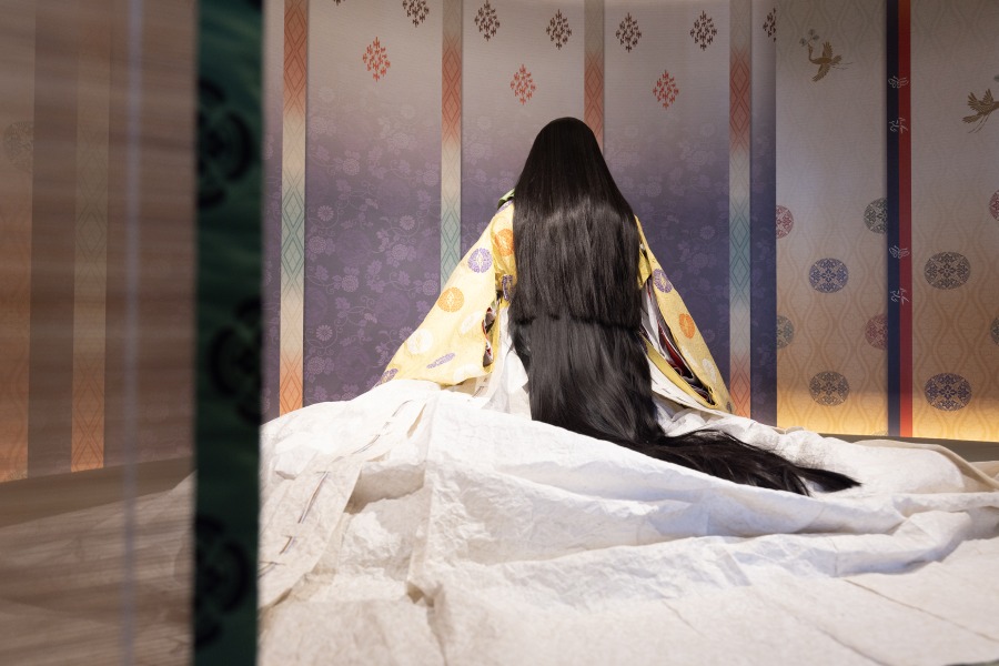 宮中に仕える女房がまとった装束を越前和紙で再現。御簾の隙間からのぞき見てみました