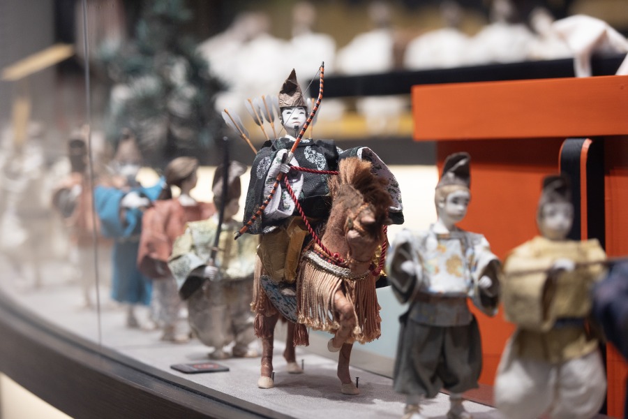 繊細な手仕事で作られた越前和紙の人形。間近でじっくりと鑑賞できます