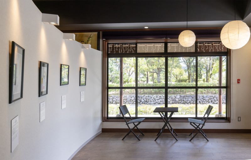 隣の紫式部公園が見える場所に休憩スペースもあります