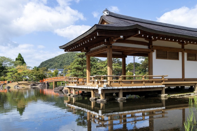 日野山を借景に池や築山を配置。池にかかる橋を中心に八の地型に歩くのがおススメ