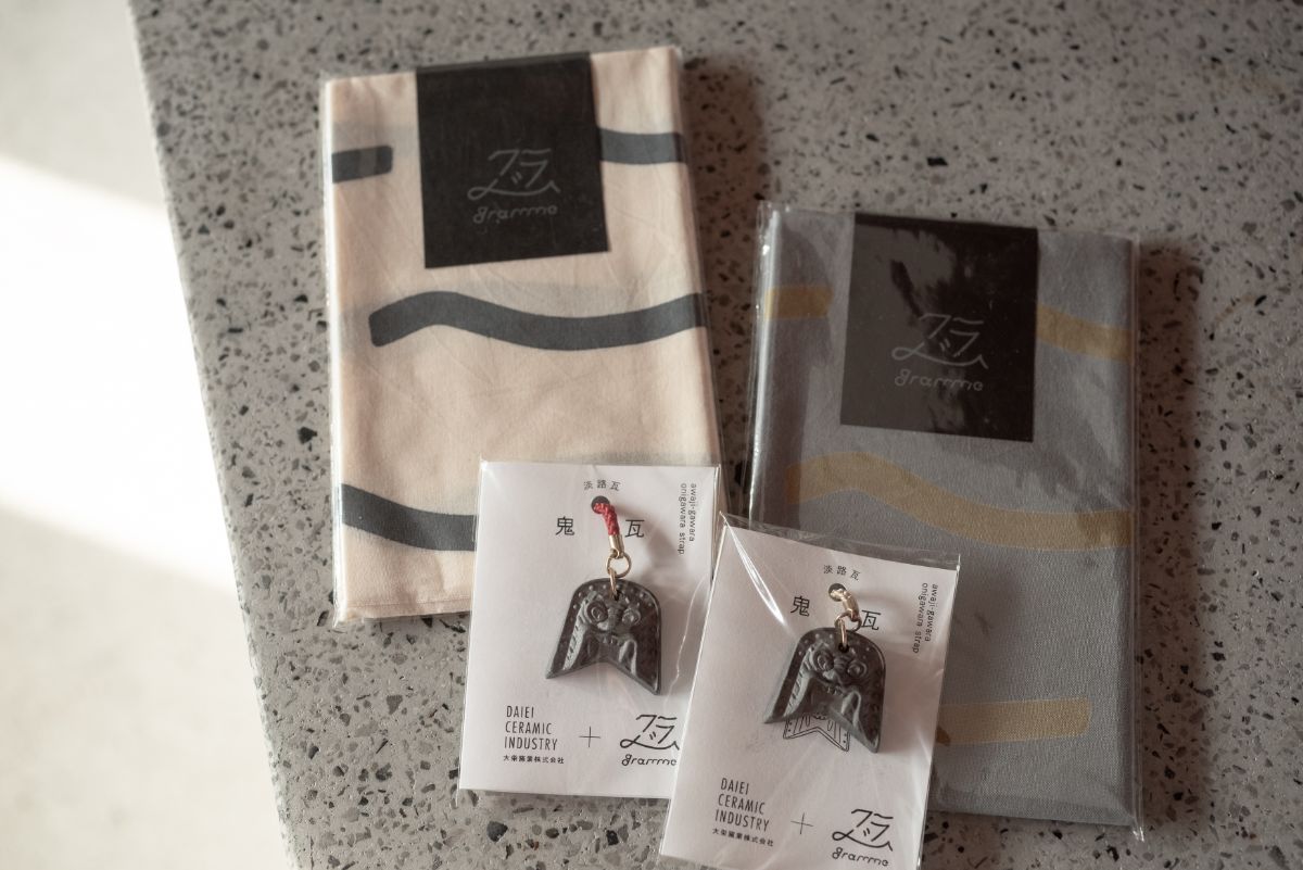 「手ぬぐい」各1300円、「鬼瓦ストラップ」各1500円