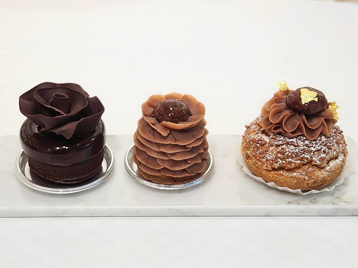 写真左から、ショコラローズ790円、モンブラン790円、リッチマロンシュー680円（季節限定）