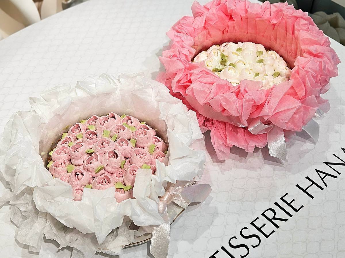 ブーケドローズ（ホールサイズ）4212円、ラッピング代別途