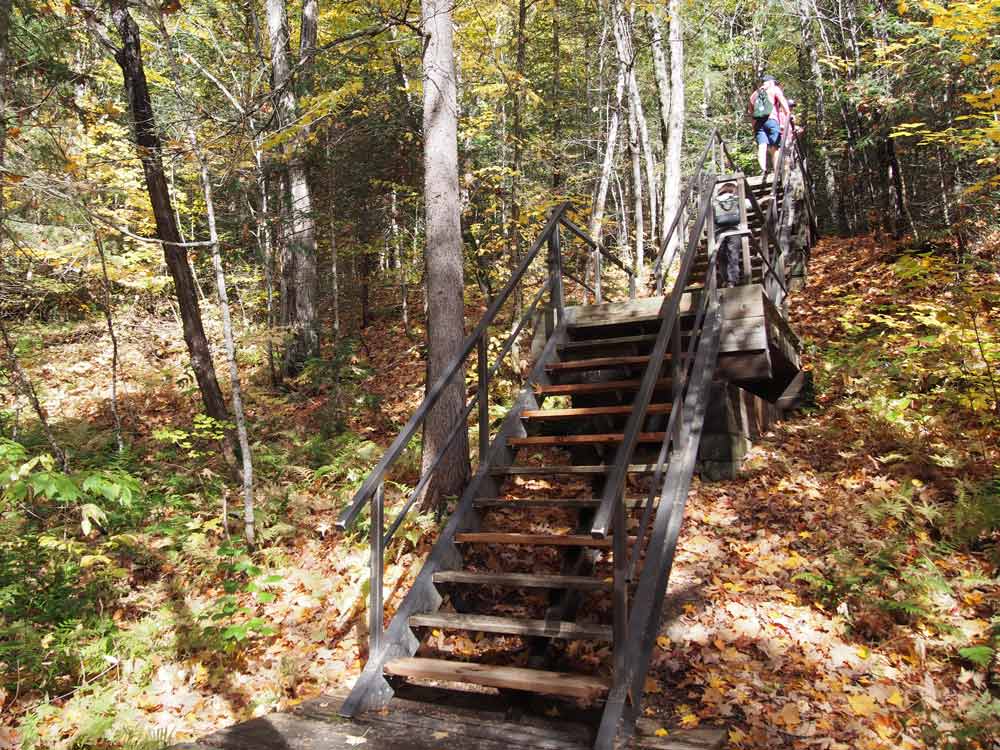 展望所へは300段超の階段をあがっていく