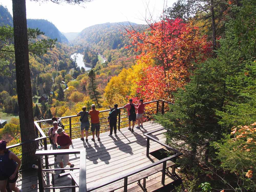 紅葉の渓谷を望む展望所。ここから十数段あがった先が一番高い場所