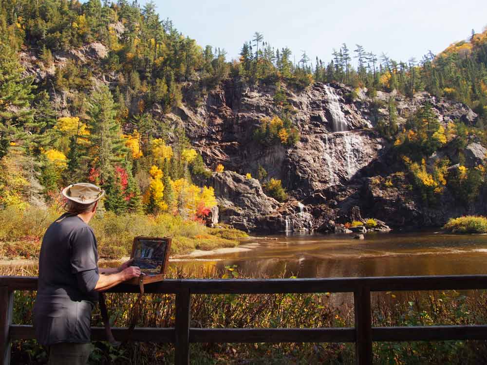 ブライダルベール滝。今回取材で案内いただいたグループオブセブンの専門家・マイケルバーチさんにポーズを撮っていただきました