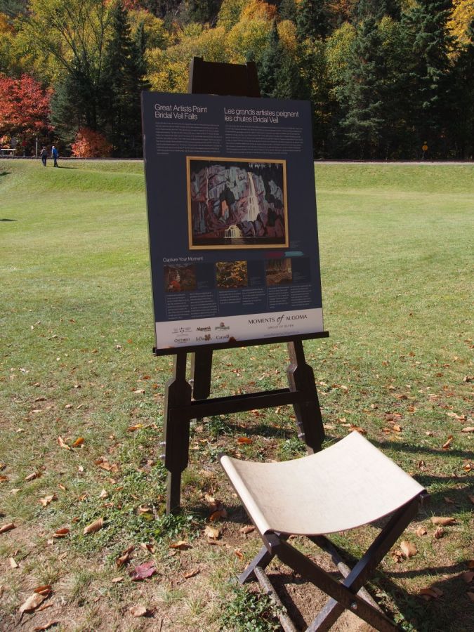 滝へいく道すがらには、この場所を描いたグループオブセブンの説明版が置かれています