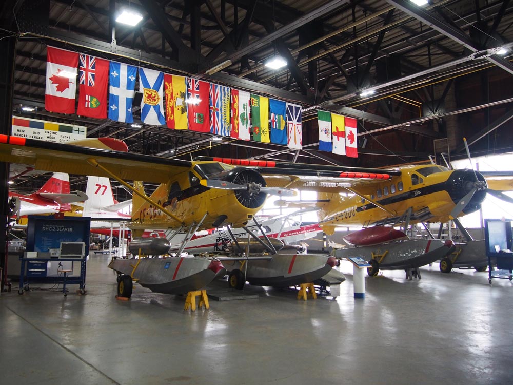 水上から離着陸するためのフロートがついた飛行機など、なかなか見られない機体が勢ぞろい