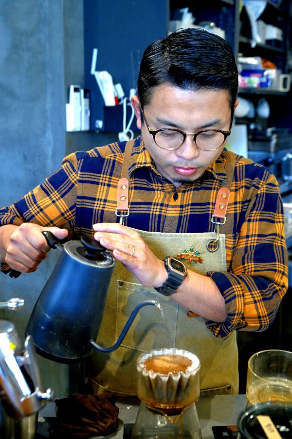 コーヒーマイスターの資格をもつマネージャーの古家さん