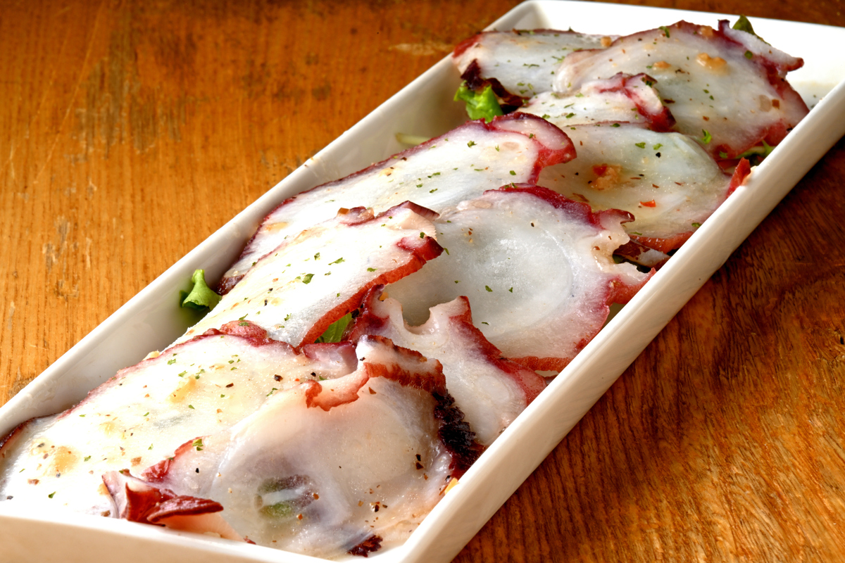 知床産ミズダコのカルパッチョ　1800円