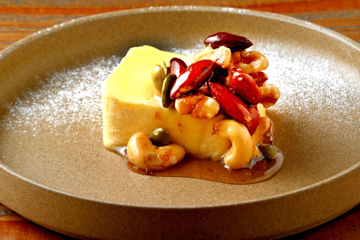 しっとりチーズテリーヌ蜂蜜ソースがけ715円