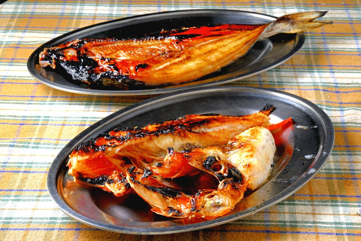 （手前）キンキ（焼き）　2000円、（奥）ホッケ（大）（焼き）950円