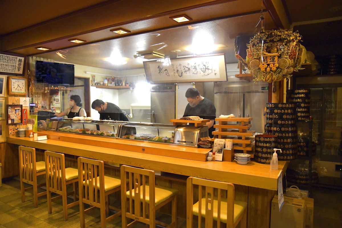 港ならではの新鮮なネタのお寿司を、大将やお客さんと話しながら楽しめる