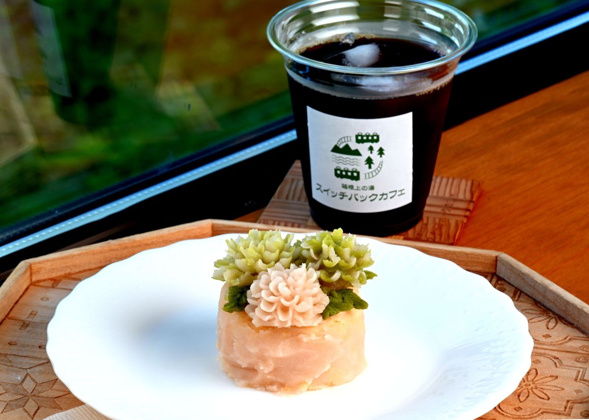 あんこのお花ケーキ700円、コーヒー500円