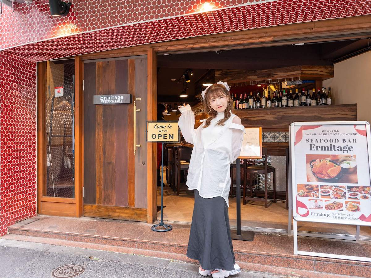 目印はモザイクタイルの赤い外壁。今回はランチタイムに訪問しました！