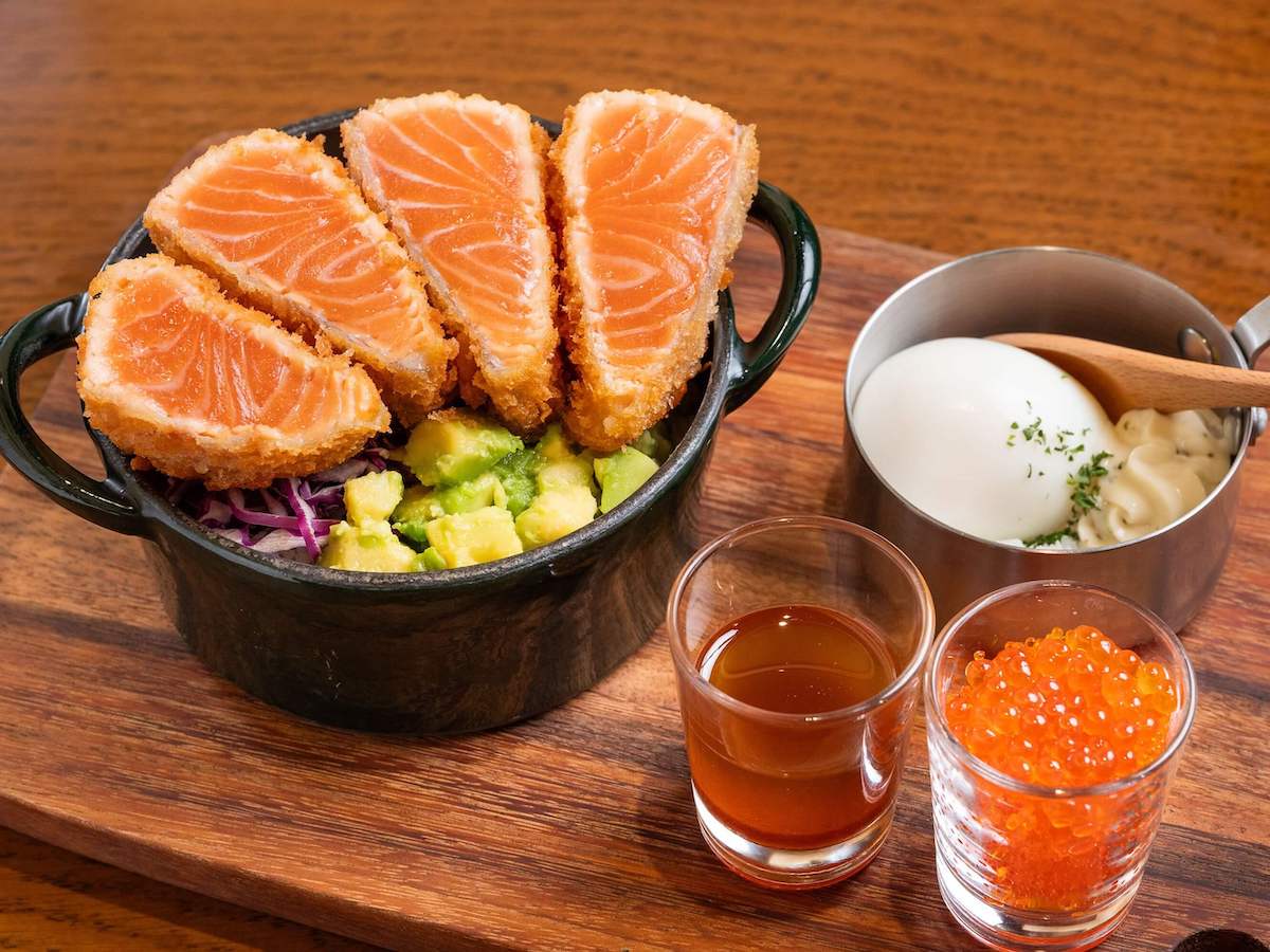 「とろサーモンレアカツ丼」2530円 ※ランチ&ブランチセット（15時30分LO）はサラダ・ドリンク付き。ディナータイムは単品提供のみ