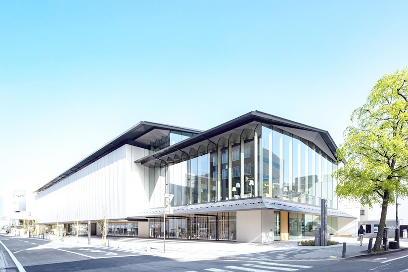 外から眺められるウィンドーギャラリーには、松本の伝統工芸品などを展示