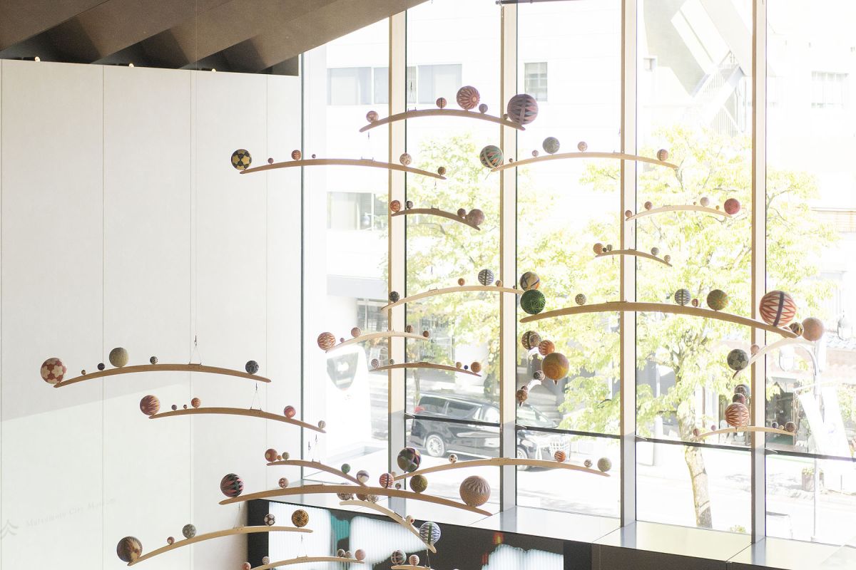 市民の手によって守り続けられてきた松本てまりをモビールに