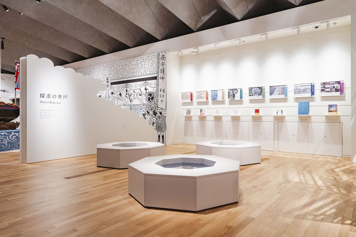 井戸端に座って休憩できるスペース。井戸の中を覗き込んでみると、そこには文字が