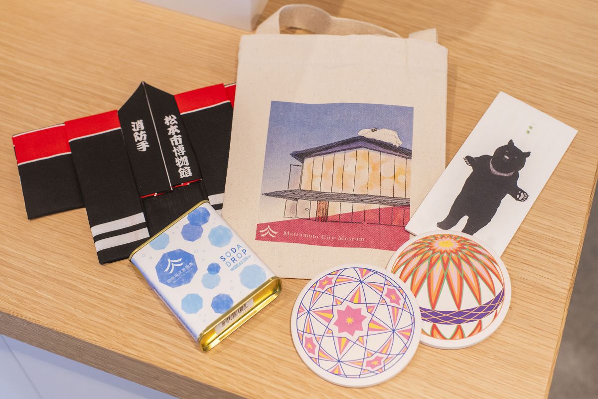 消防団法被てぬぐい1320円、サコッシュ1980円、アソビバ！一筆箋650円、吸水性の良い白雲石コースター各990円など