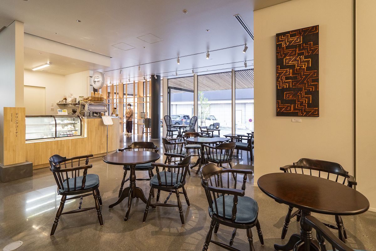 深い飴色が美しい松本民芸家具のテーブルでくつろげます