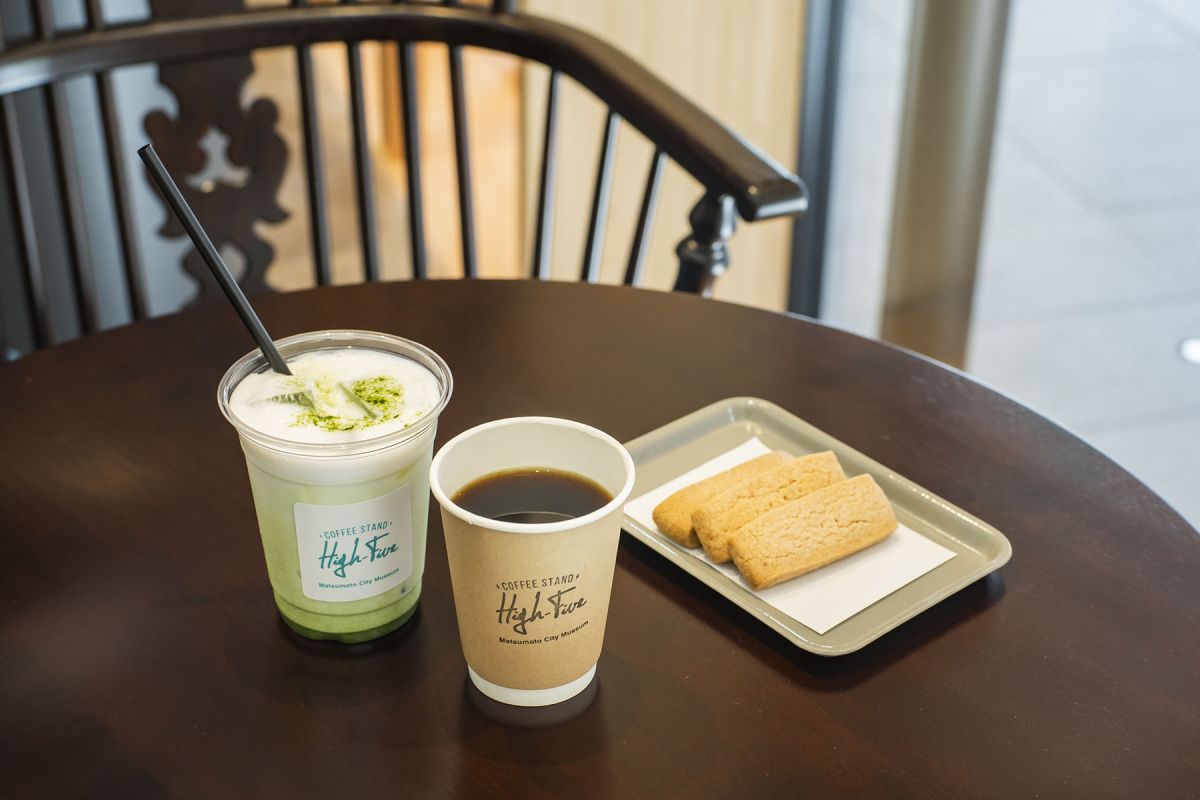 ドリップコーヒー シングルオリジン(M)600円、松本市立博物館限定の抹茶ラテ(M)550円、松本のコンフィチュールと焼き菓子の店「シェモモ」のショートブレッド380円