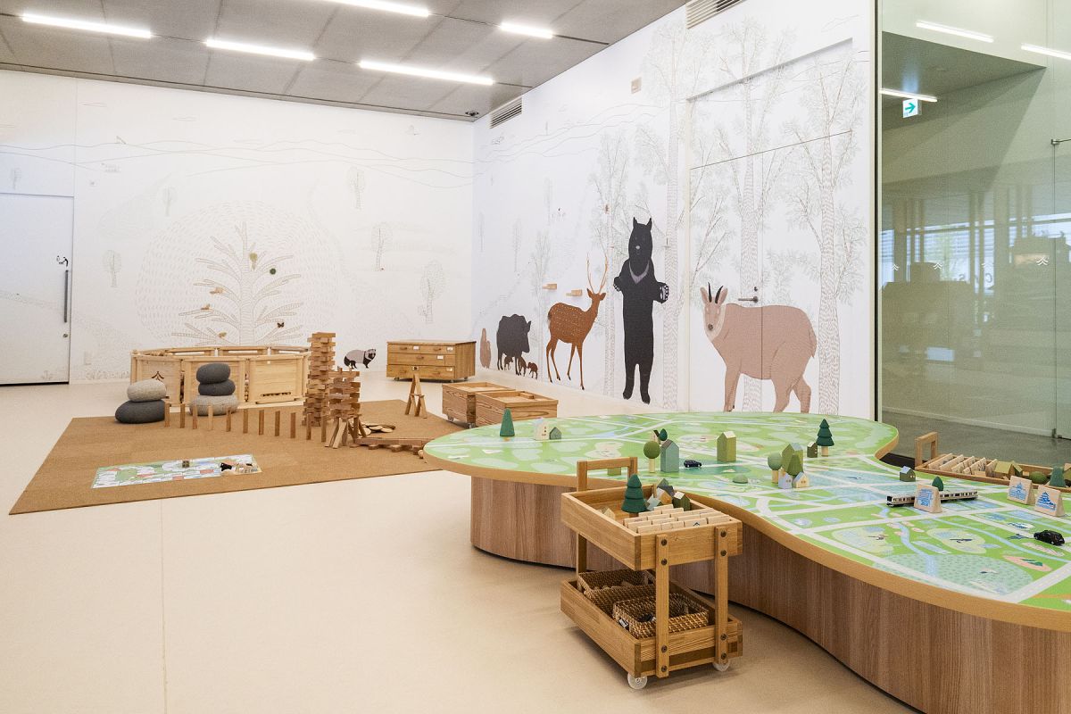 入場無料。壁などに描かれた絵は松本在住のイラストレーター・古荘風穂さんによるもの