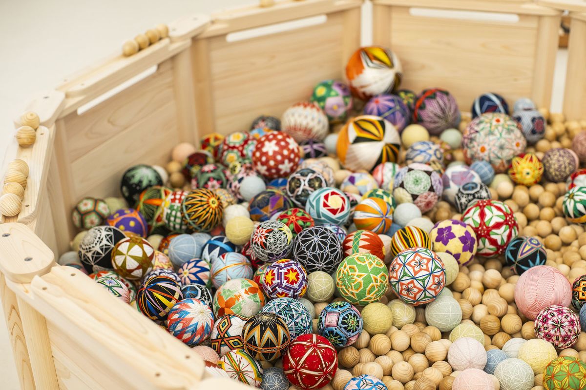 ヒノキのボールプールに入って遊べる「てまり温泉」。木製玩具や松本てまり、動物の毛皮など、子どもが本物にふれることにこだわって作られたそう