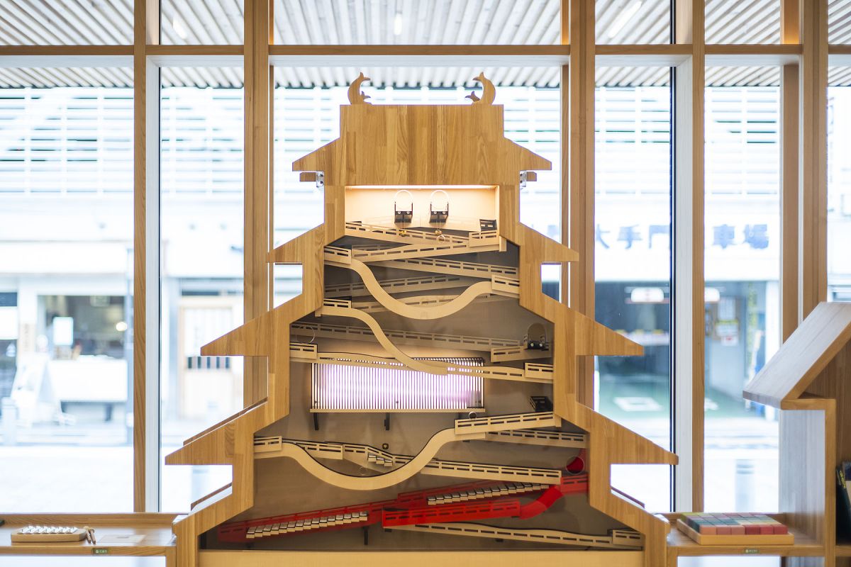 松本城のボールコースター。木のボールを入れると武者走りのような通路を抜けたり、鈴やシロフォンが鳴ったりと、楽しい仕掛けが満載