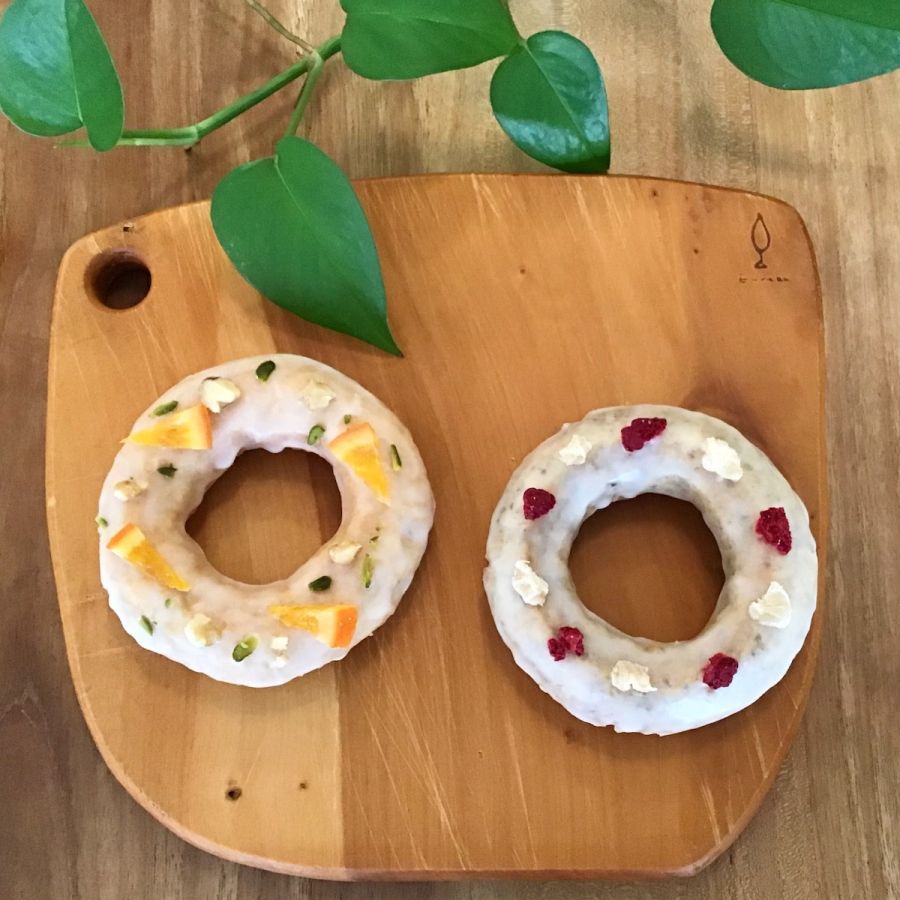 シュガーグレース仕立てのドーナツ「（左）くるみとオレンジ230円」　「（右）紅茶とフランボワーズ」230円