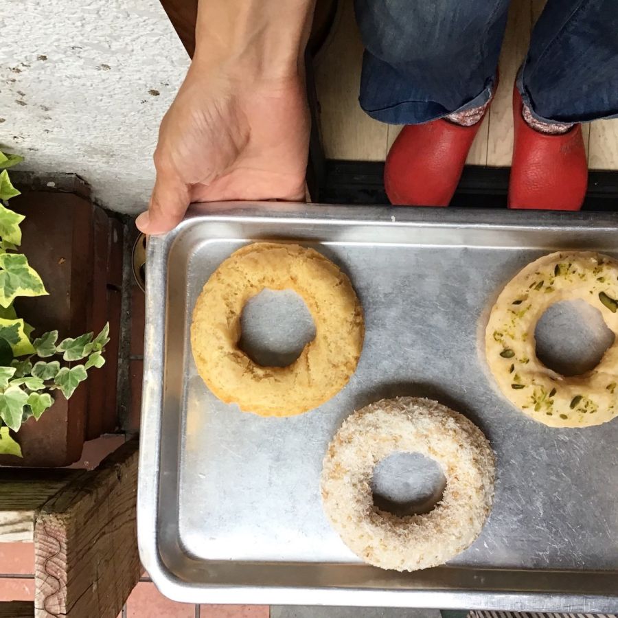 左から 「プレーン」 200円、「ごまココナッツ」220円、「シュガーレモン」 220円