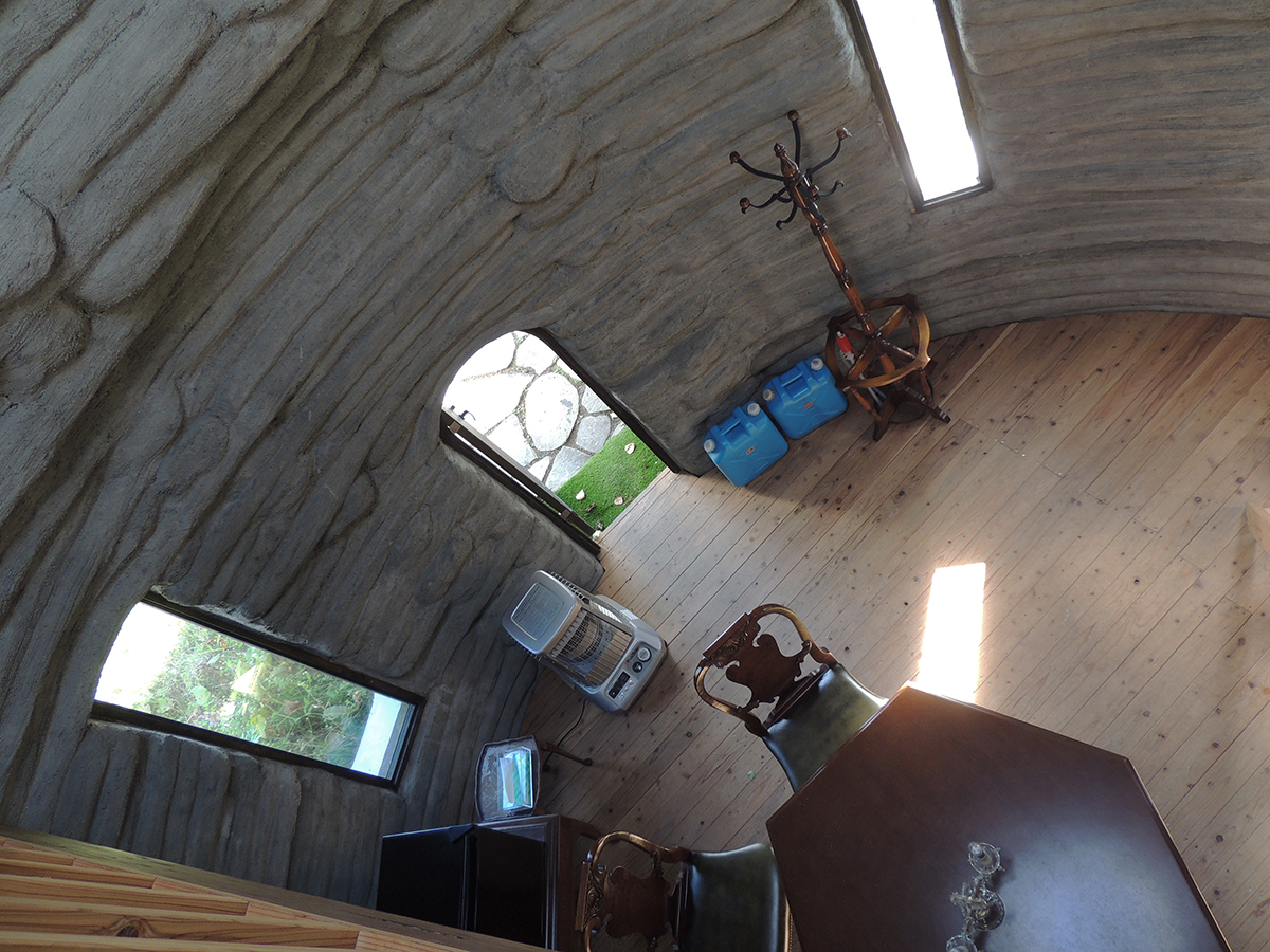 2階のベッドから1階を見下ろすと周囲の窓と壁の様子がよくわかります